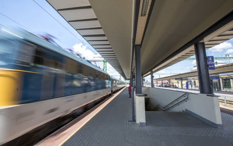 Bértárgyalásokat kezdeményeznek a kormánnyal a vasutas és a volános szakszervezetek