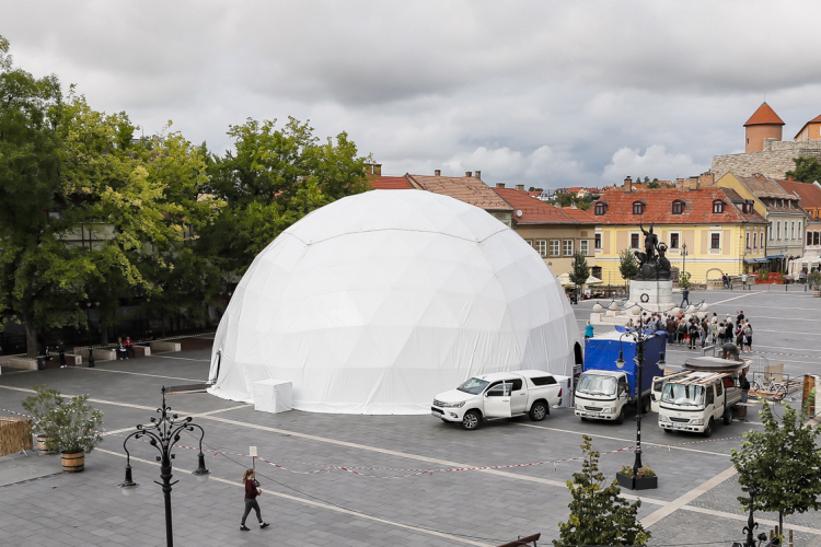 A Magyar Nemzeti Múzeum országjáró gömbsátra a Dobó téren