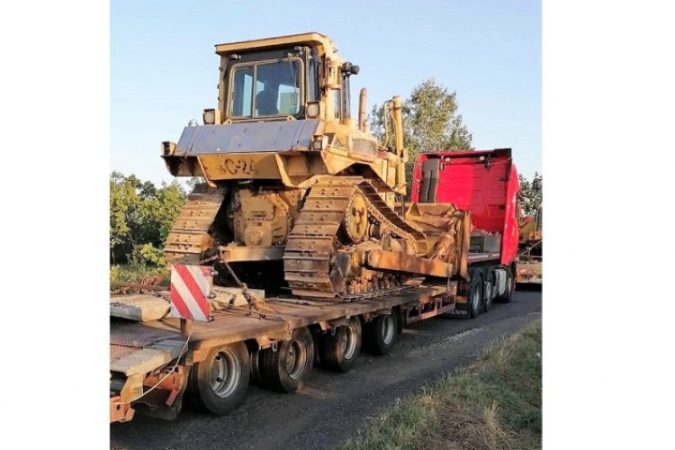 Részegen vezette az óriási munkagépet szállító kamiont