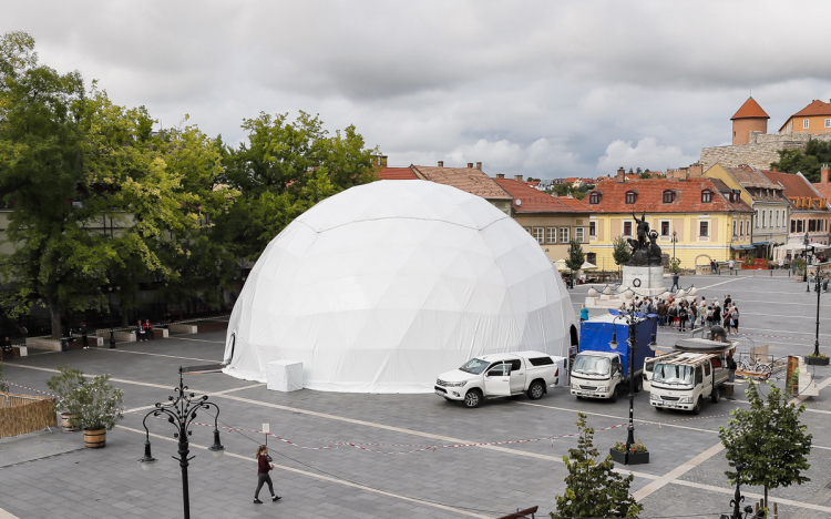 A Magyar Nemzeti Múzeum országjáró gömbsátra a Dobó téren