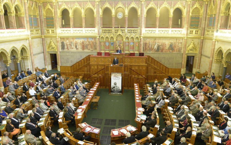 Adóváltoztatásokról szavaz a parlament
