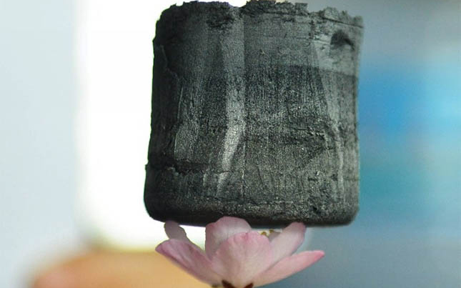 Több százmillió forintért kelt el árverésen a világ legkönnyebb anyagának egy darabja