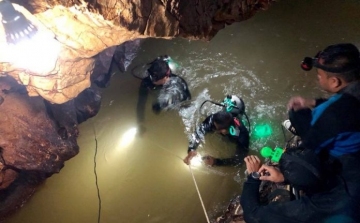 Meghalt egy búvár az elárasztott thaiföldi barlangnál végzett mentőakcióban