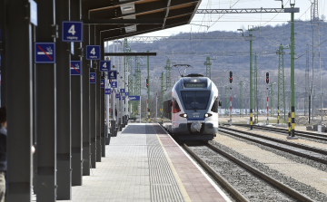 Változik a vonatok és a buszok menetrendje a hosszú hétvégén