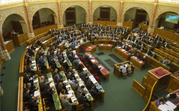 Országgyűlés: A 2017-es költségvetés és az alaptörvény változtatása is napirendre kerülhet