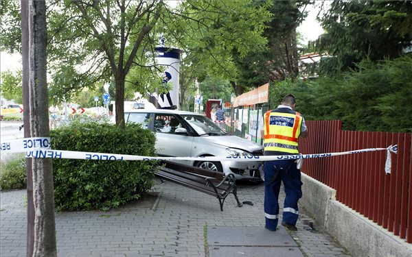 Egy nőt és két gyermeket sodort el egy autós Budapesten