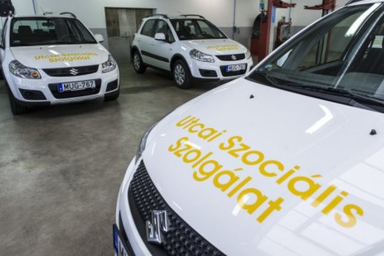 Hajléktalanellátást segítő autókat adtak át