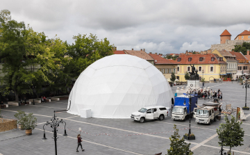 A Magyar Nemzeti Múzeum országjáró gömbsátra a Dobó téren