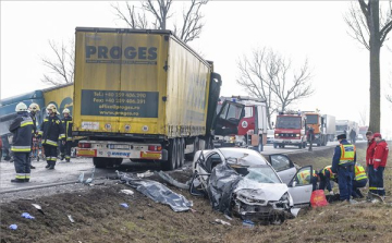 Ketten meghaltak balesetben a 47-es úton