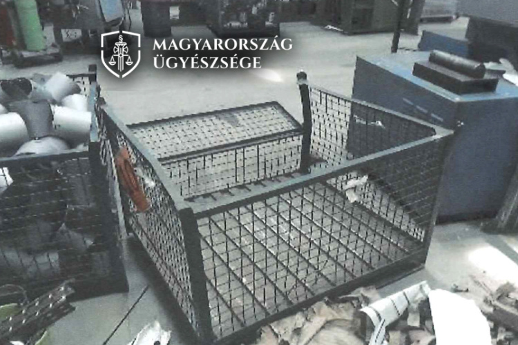 Leesett a fémkosár a dolgozóval, súlyosan megsérült - Fotók