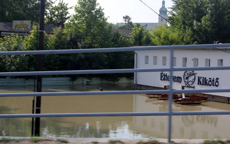 Árvíz - Tetőztek a folyók Győrnél
