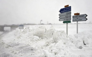 Halálos balesetek a havazás miatt Franciaországban