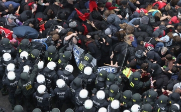 Összecsaptak az EKB ellen tüntetők a rendőrökkel Frankfurtban