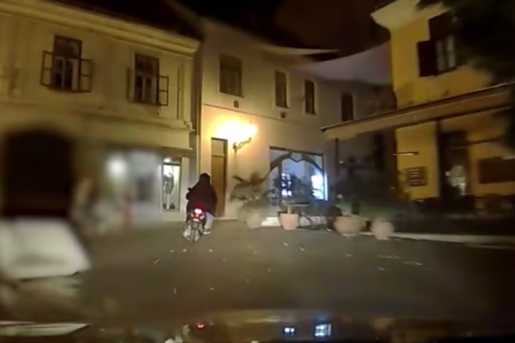 Motorral próbált meg elmenekülni a rendőrök elől Pécs belvárosában - Videóval