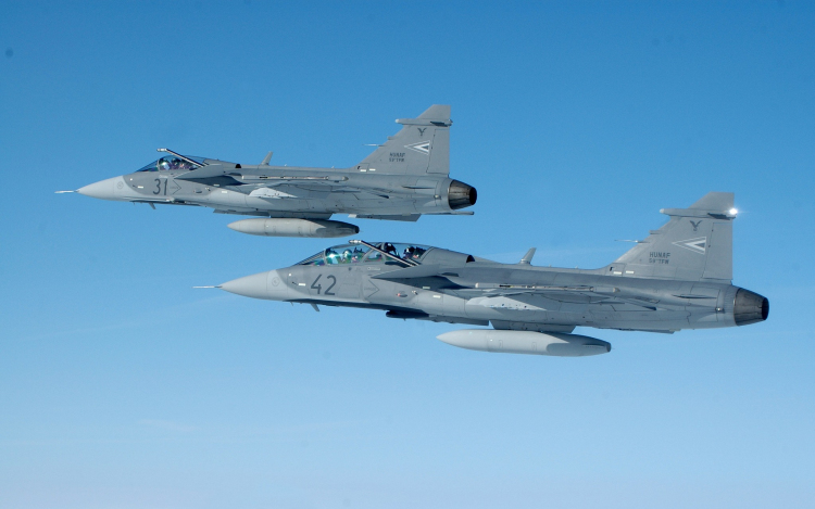 Egy emírségekbeli utasszállító miatt riasztották a Gripeneket