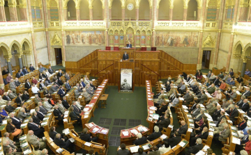 Rendszerváltás utáni első ülésére emlékezik az Országgyűlés